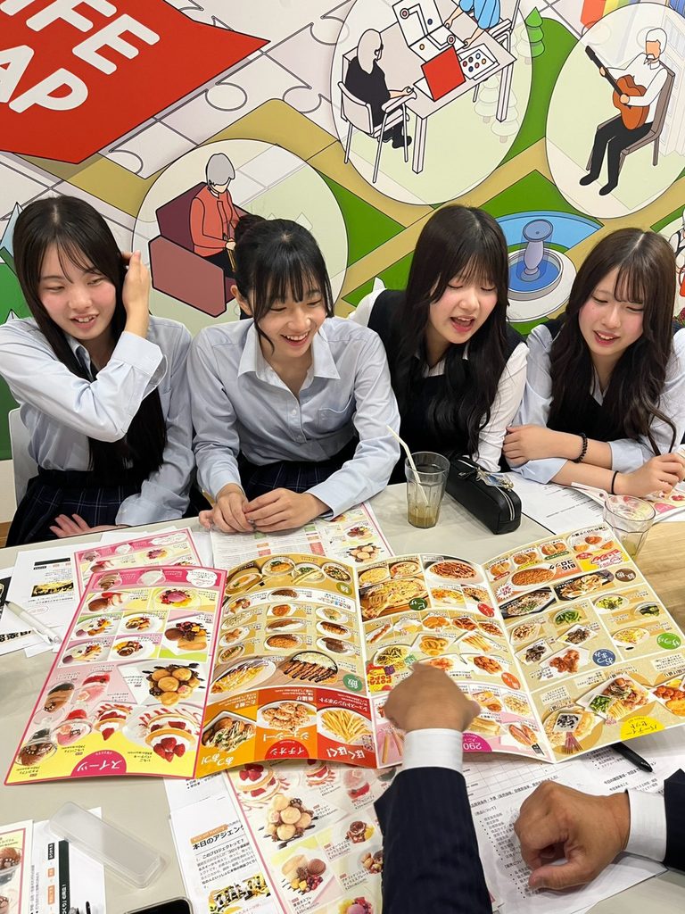 メニューを見ながら笑顔で話し合う生徒たち