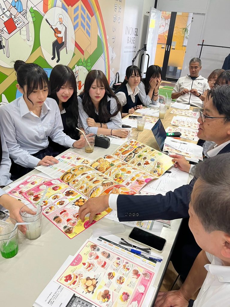 担当者の説明を聞きながらメニューを確認する生徒たち