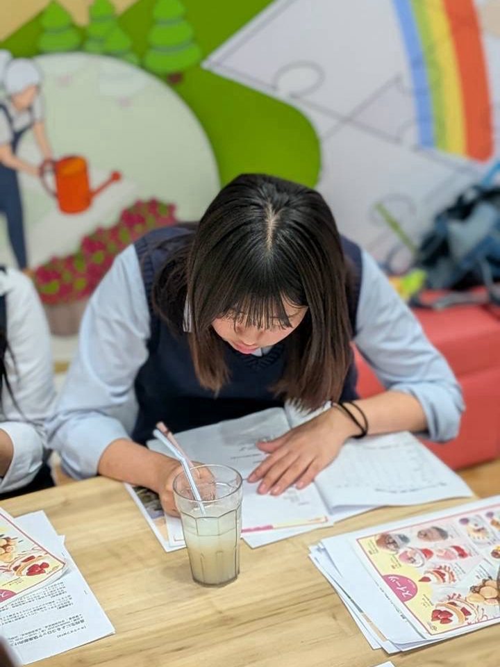 資料に向き合う生徒