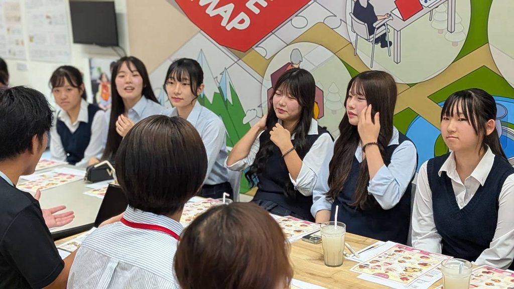 説明に耳を傾ける生徒たち