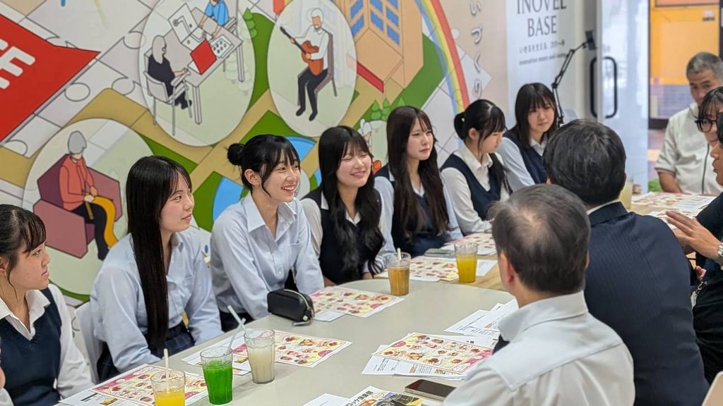 笑顔で話を聞く生徒たち