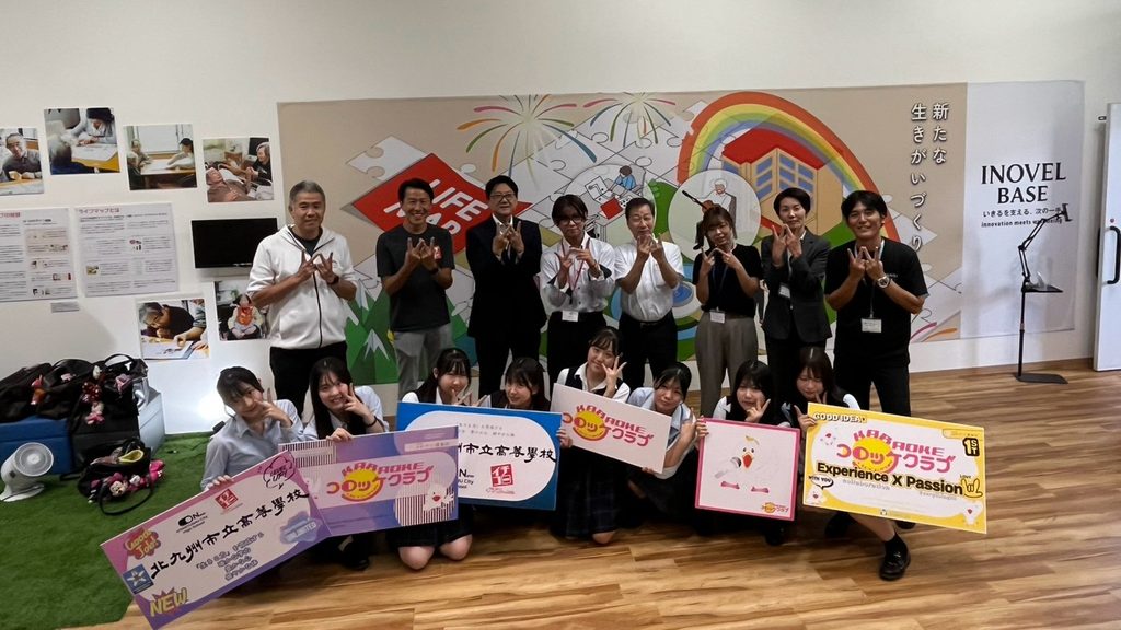 プロジェクトの看板を手にした集合写真
